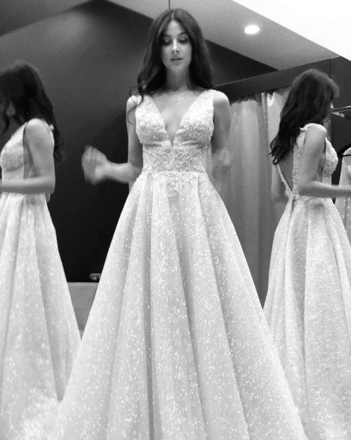 «Скоро этот день»: солистка «ВИА Гры» Анастасия Кожевникова выбирает свадебное платье