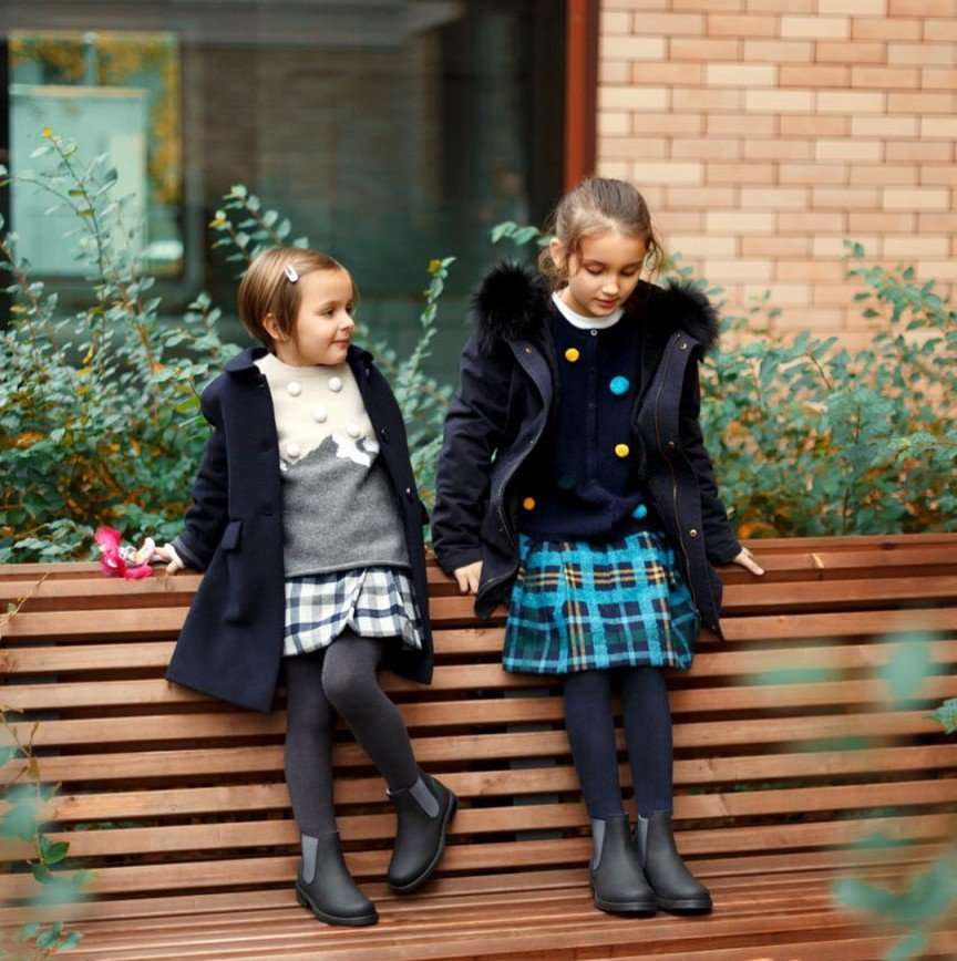 «В обуви на скамейке»: Баста поделился новыми фотографиями дочерей