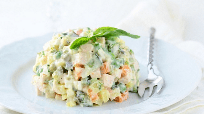 Салат Олівє. Класичні рецепти з вареними ковбасними виробами та солоними огірками. Як прикрасити салат олівє до Нового 2018 році жовтої собаки