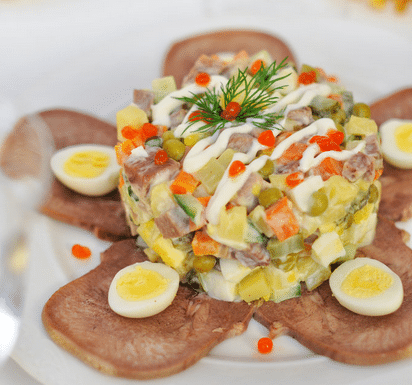 Смачні рецепти салату олівє до Нового року 2018. Класичне приготування з мовою, куркою і свіжим огірком