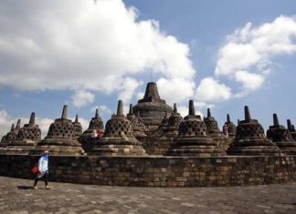 Подорож по острову Ява: біля храму Боробудур.
