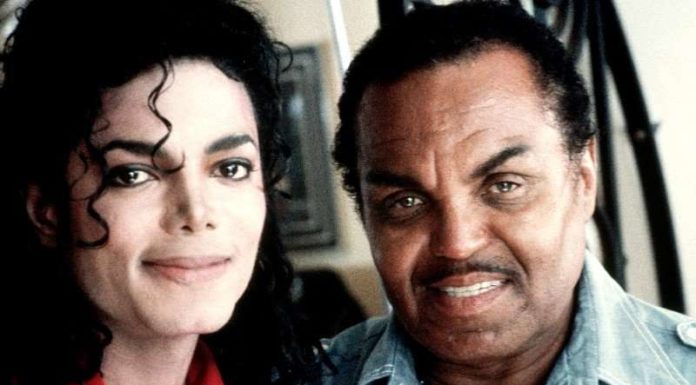 Лікар Майкла Джексона заявив, що співак був хімічно кастровано батьком.