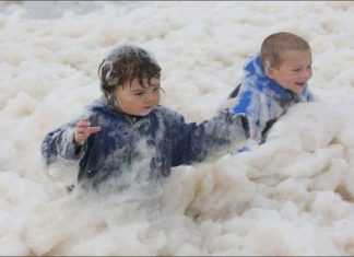 Морська піна накрила австралійський місто.