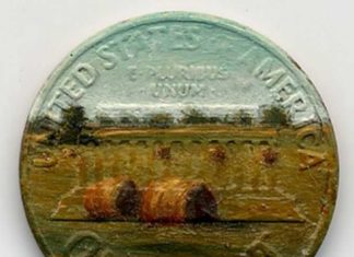 Маленькі монетки в ролі полотна.