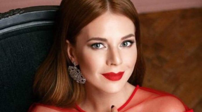 Наталія Подольська показала спокусливу фігуру в купальнику.