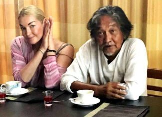 «А як же Міша?»: Волочкову в Таїланді розважає казахський поет.