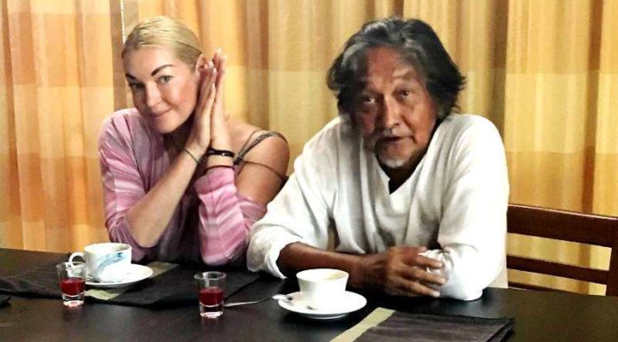 «А як же Міша?»: Волочкову в Таїланді розважає казахський поет.