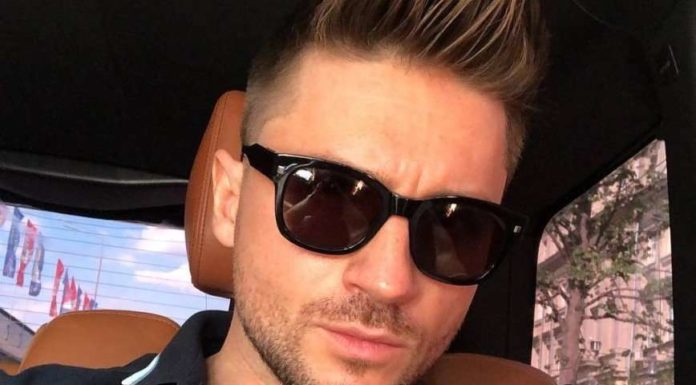 «Я цілувався з дружиною Акінфєєва»: Лазарєв згадав про зустріч з дружиною знаменитого воротаря.