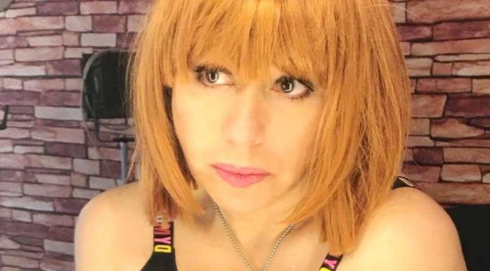 54-річна Альона Апіна показала відверту фотосесію в латексному костюмі.