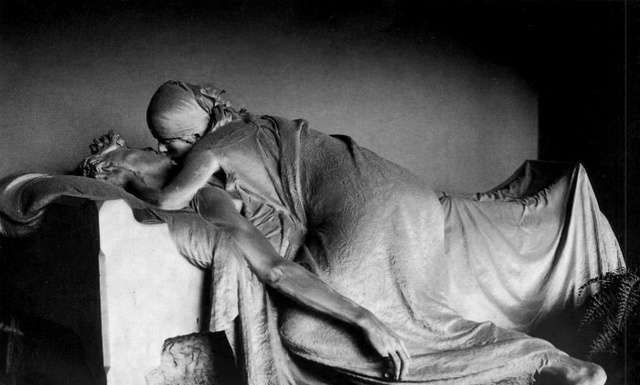 Меморіальні скульптури.