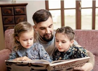 «У взутті на лавці»: Баста поділився новими фотографіями дочок.