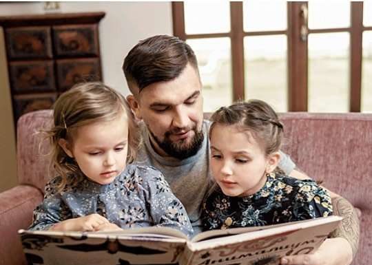 «У взутті на лавці»: Баста поділився новими фотографіями дочок.