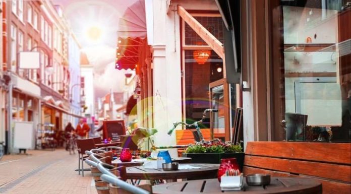 У Москві відкрилися кафе на підвіконнях.