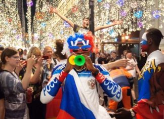 Іноземні вболівальники розібрали лампочки з Микільської вулиці на память про ЧС-2018.