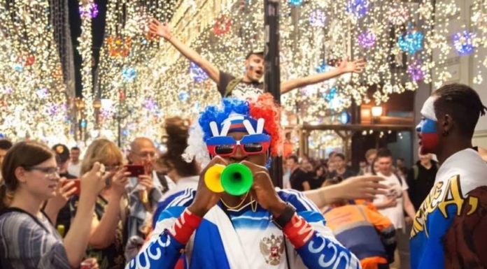 Іноземні вболівальники розібрали лампочки з Микільської вулиці на память про ЧС-2018.