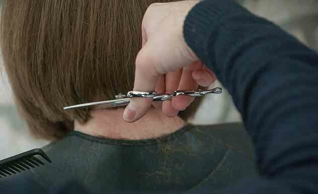 Тато підстриг дочку кухонними ножицями і довів маму до сліз