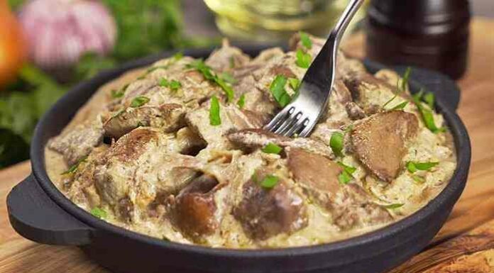 Куряча печінка зі сметаною: ніжна, немов паштет