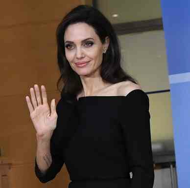 Роздуті вени на руках і гострі коліна: джолі вразила болючою худорбою під час візиту в білий дім