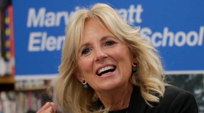 Чорні шкарпетки і білі кросівки з мережива: модний провал першої леді сша