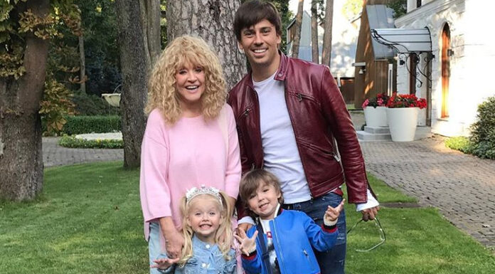 Співаюча під дощем: примадонна в стильному плащі сама проводила дітей у 2-й клас