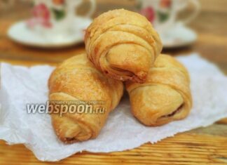 Листкові булочки-рогалики з вишнею