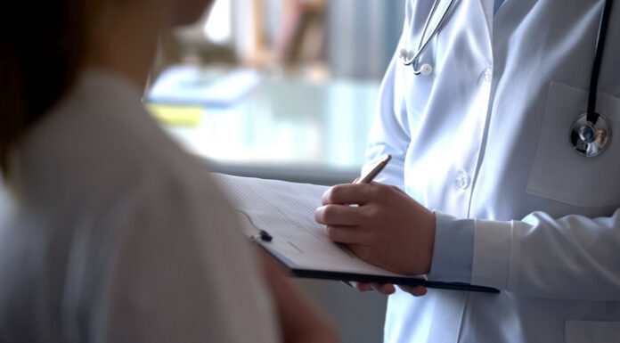 Чи можна застудити груди і чи небезпечно це: відповідає експерт