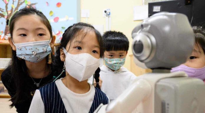 Чому в південній кореї замість вихователів в дитячих садах працюють роботи