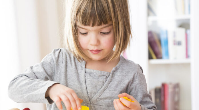 Очищаємо одяг від пластиліну