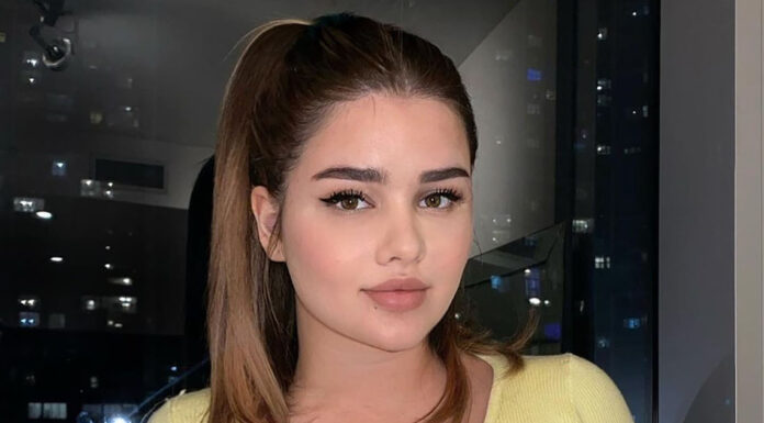 Квітко натягнула на себе шкіряну спідницю на 2 розміри менше потрібного