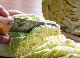 Смачний обід без шкоди для талії: готуємо стейки з капусти