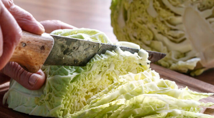 Смачний обід без шкоди для талії: готуємо стейки з капусти