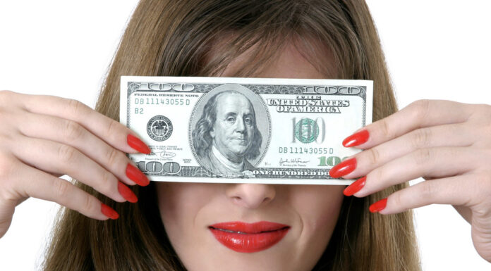 Надивилася instagram: касирка рік крала гроші з ощадкаси, щоб збільшити груди