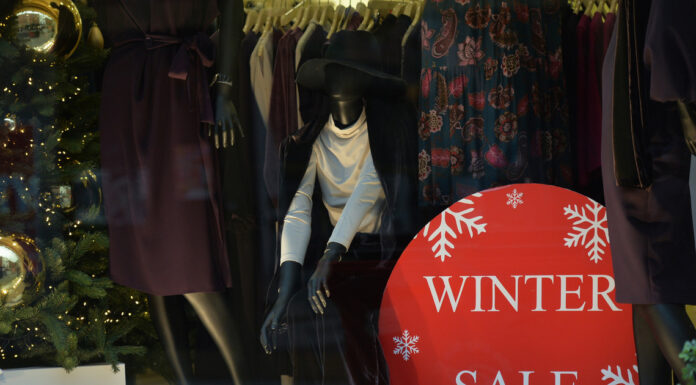 Базові речі та аксесуари: що купити на розпродажі і не пошкодувати