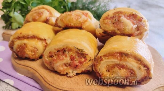 Листкові рулетики з сардельками і сиром