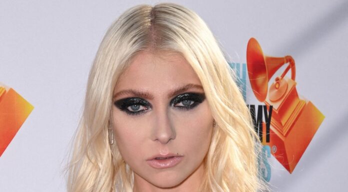 Тейлор Момсен: Топлесс-революция на подиуме KidSuper