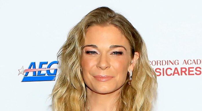 Ибица в объятиях богини: Лиэнн Раймс празднует 42 года под лучами солнца и искрами страсти