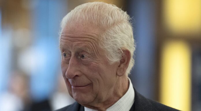 Королевский Переворот: Чарльз III – От Авокадо до Объятий – Эволюция Монарха