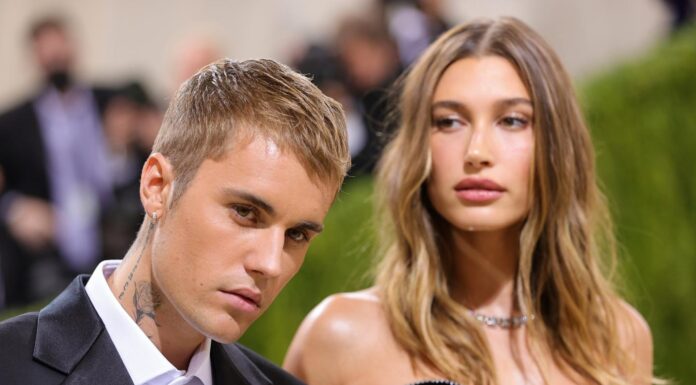 Любовь в монограммах: Хейли Бибер плетет узоры родительской нежности для маленького Джека