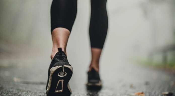 Шаг за шагом к Целям: Как Трансформировать Прогулку в Силуэт-Формирующую тренировку