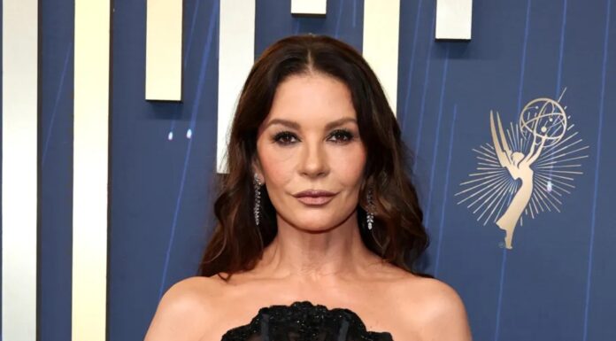 Сукня Кетрін Зета-Джонс, що отримала премію “Еммі”, була прикрашена яскравою прозорою вставкою і створювало атмосферу готики