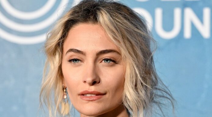 Венеціанська мода Періс Джексон зібрала в цілому 180 переглядів, оскільки вона розкриває свою внутрішню Богиню хіпі