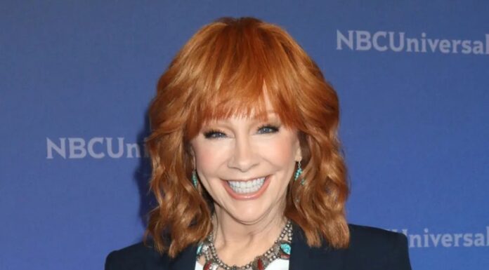 Реба Макінтайр вперше виходить на сцену після несамовитої смерті Брендона Блекстока