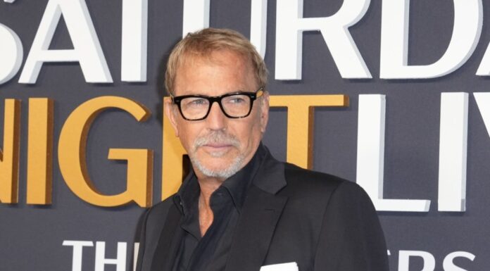 Шанувальники сходяться на думці, що нова дівчина Кевіна Костнера схожа на двійника його колишньої дружини Крістіни Баумгартнер