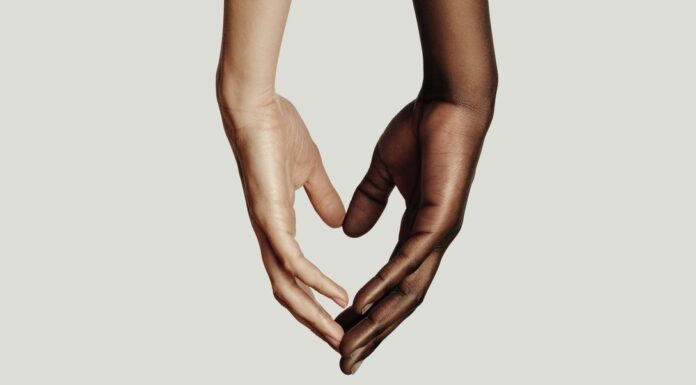 Сильні дружні стосунки можуть уповільнити старіння, нове дослідження знаходить