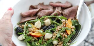 Farro-salade met perzik en rucola: een eenvoudig zomerrecept