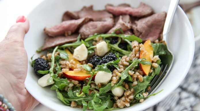 Салат з персика, руколи та кіноа: простий літній рецепт