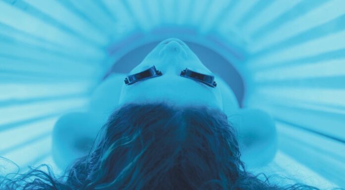 Засмага в приміщенні різко підвищує ризик розвитку меланоми, підтверджує нове дослідження