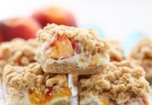 Батончики для чізкейку з персиковою крихтою: літня насолода в шарах