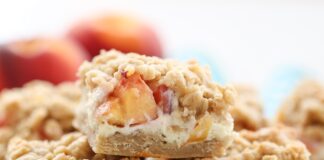 Barrette di cheesecake con crumble alla pesca: una delizia estiva a strati