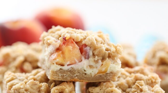 Батончики для чізкейку з персиковою крихтою: літня насолода в шарах